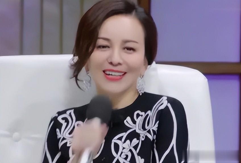 55岁王琳现状：白裙配王冠化身冰雪女王，行走于T台上气场超强