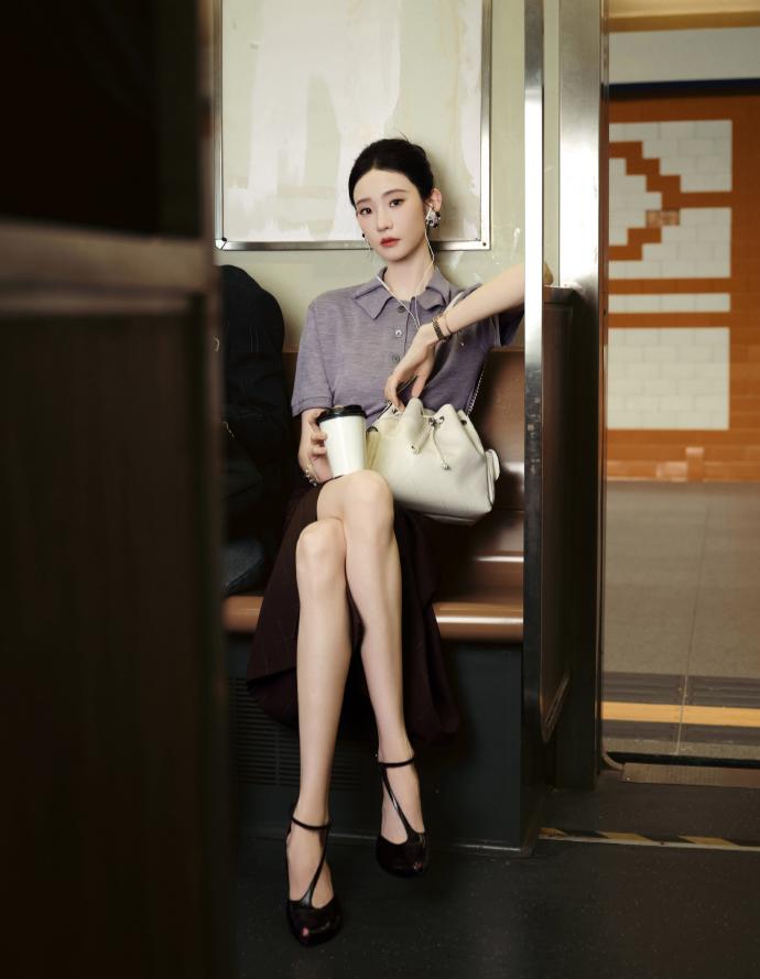 张艺凡光脚丫美腿写真，粉色彩甜美怡人，温柔又元气。