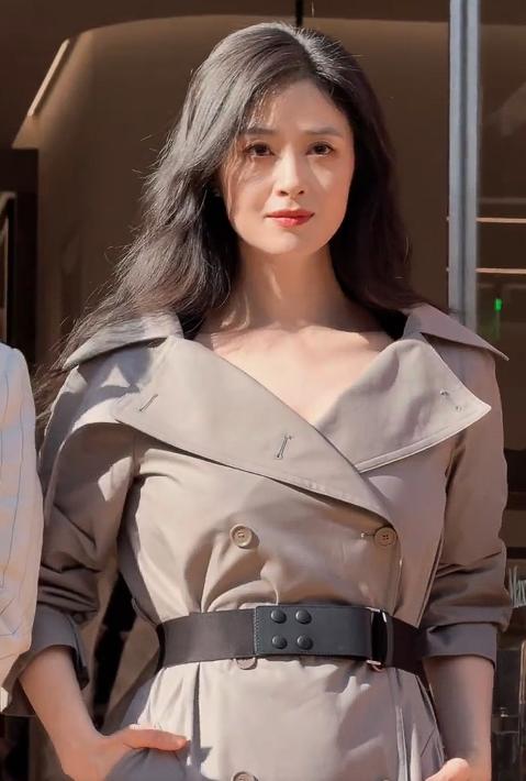 短剧演员生图现原形，嘴歪脸肿像发面馒头，弯腰驼背沧桑感十足