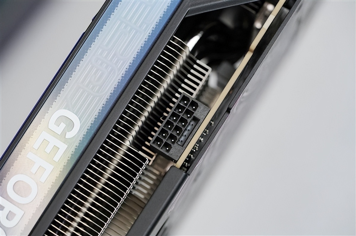 嘻哈涂鴉太吸睛！七彩虹RTX 5070 Ultra OC 12GB圖賞