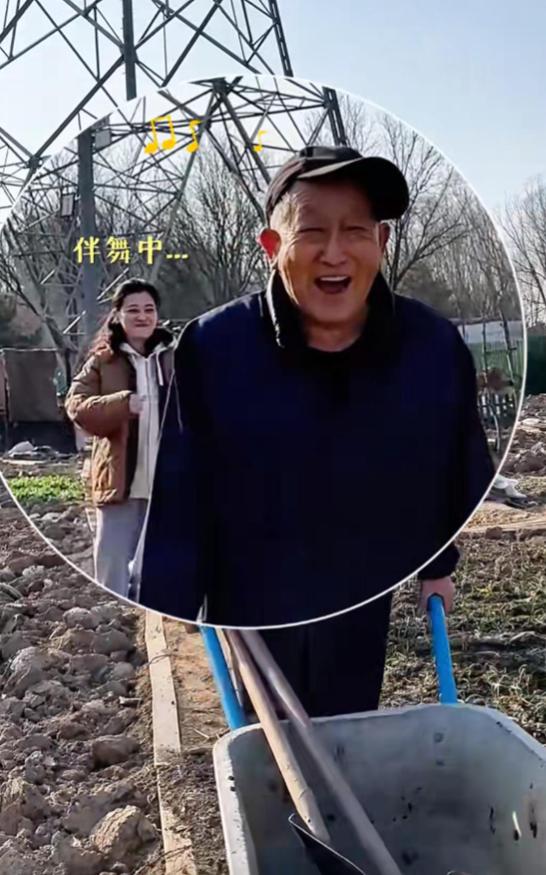 梅婷去菜园子帮公公干活!翻地种小白菜不会用铁锹,被宠成亲闺女