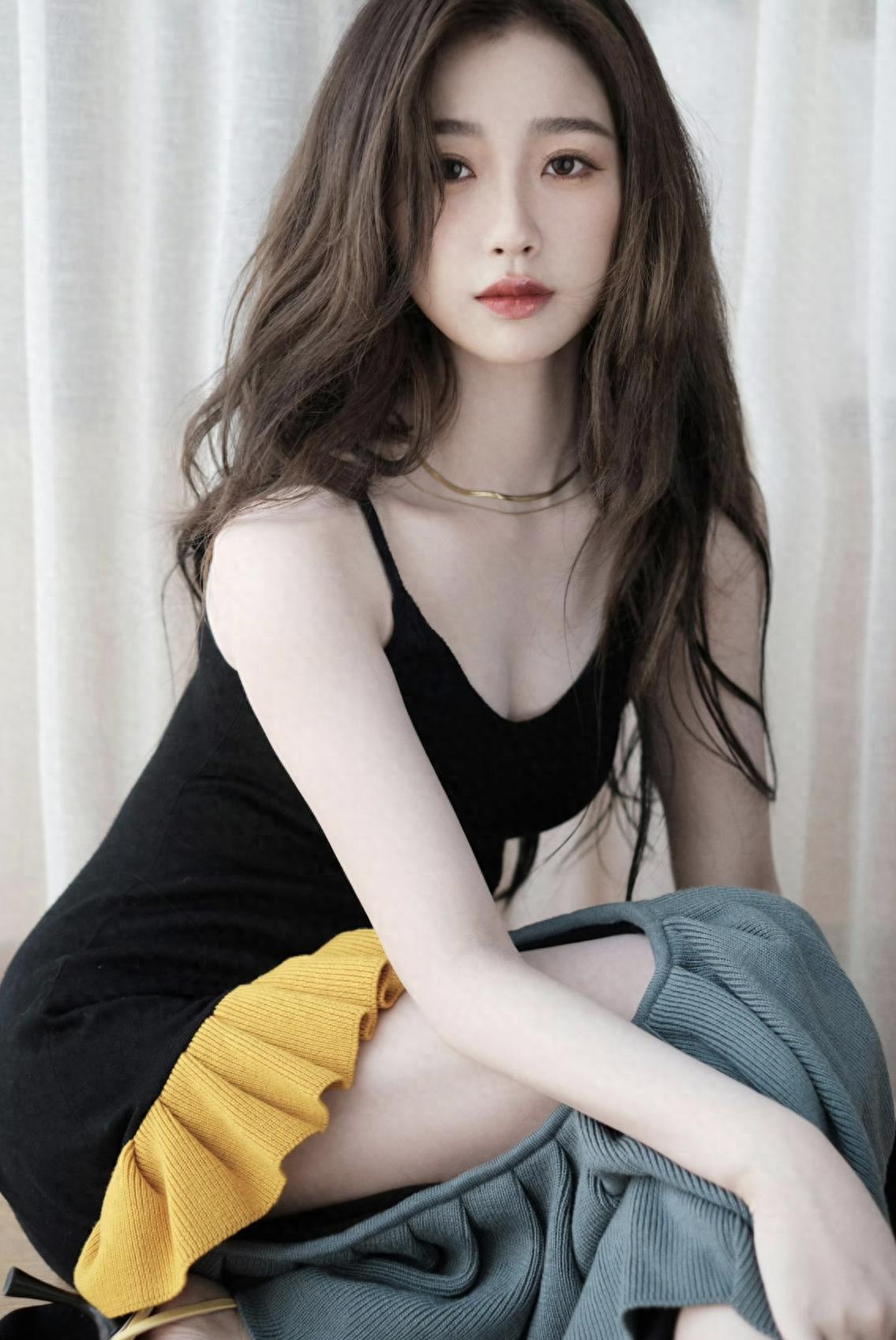 虞书欣,身穿黑色吊带裙,美丽动人