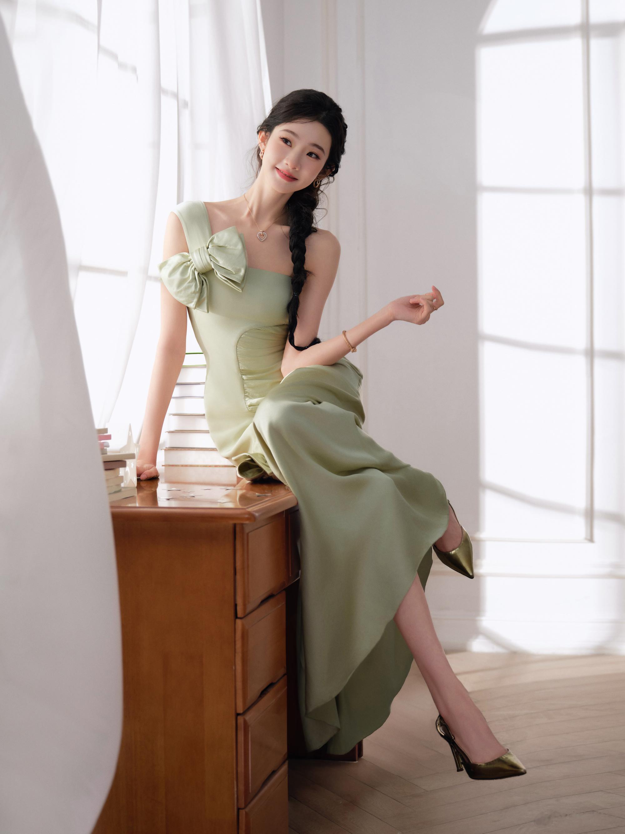 张艺凡浅绿抹胸连衣裙，春天的味道