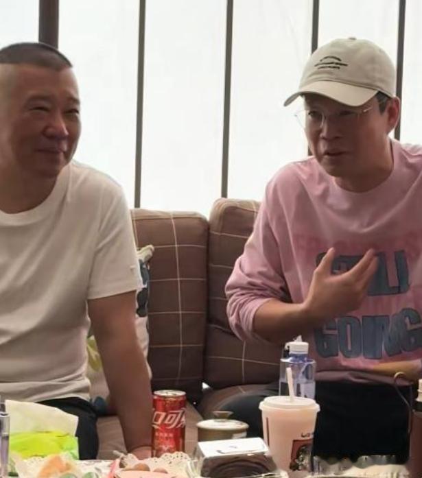 郭德纲开业真土豪！穿4万迪奥套装 LV鞋 座驾奔驰, 网友被身后人吓到