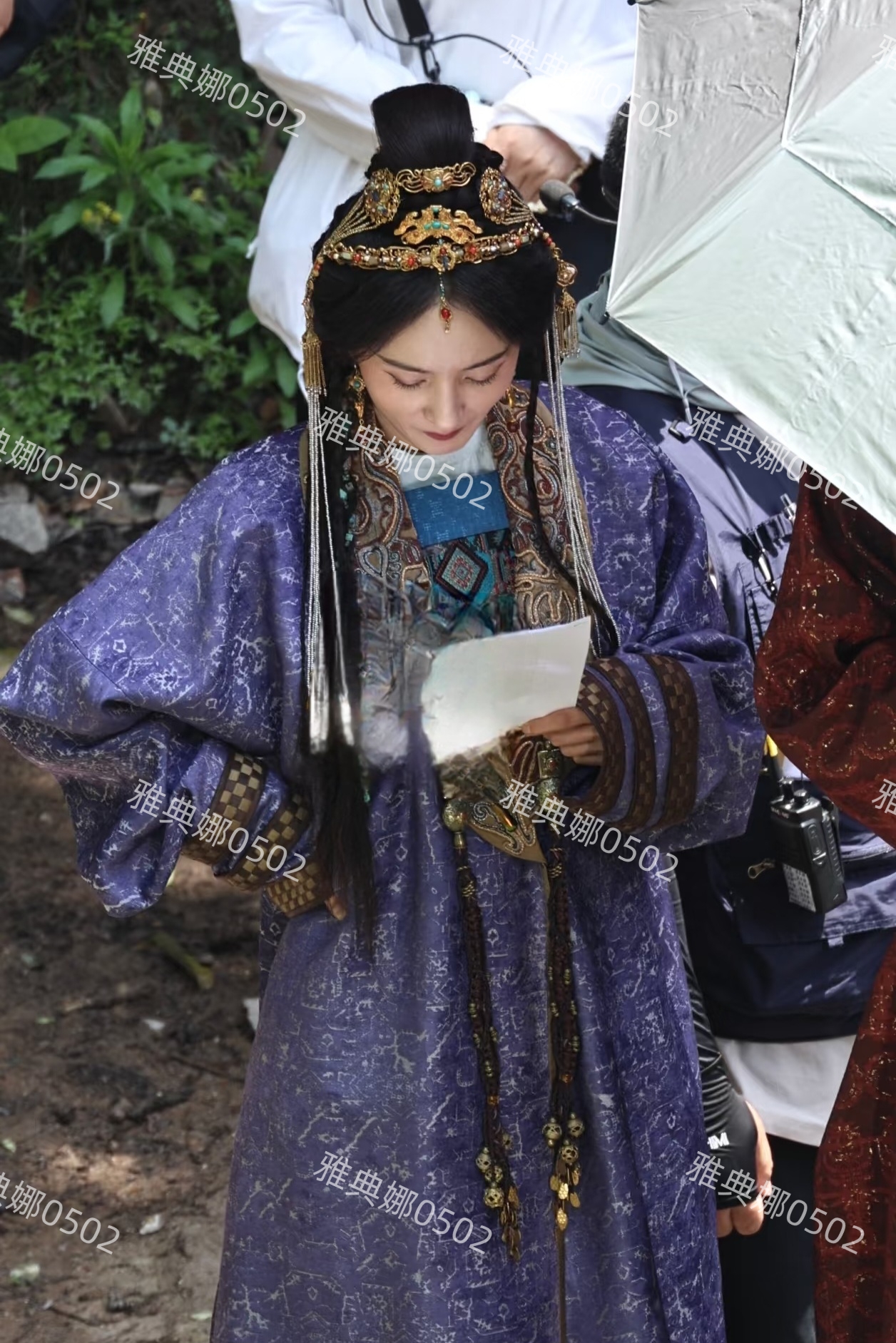 杨幂紫衣造型真漂亮可惜她太瘦了状态疲惫，没有展现出美貌与贵气