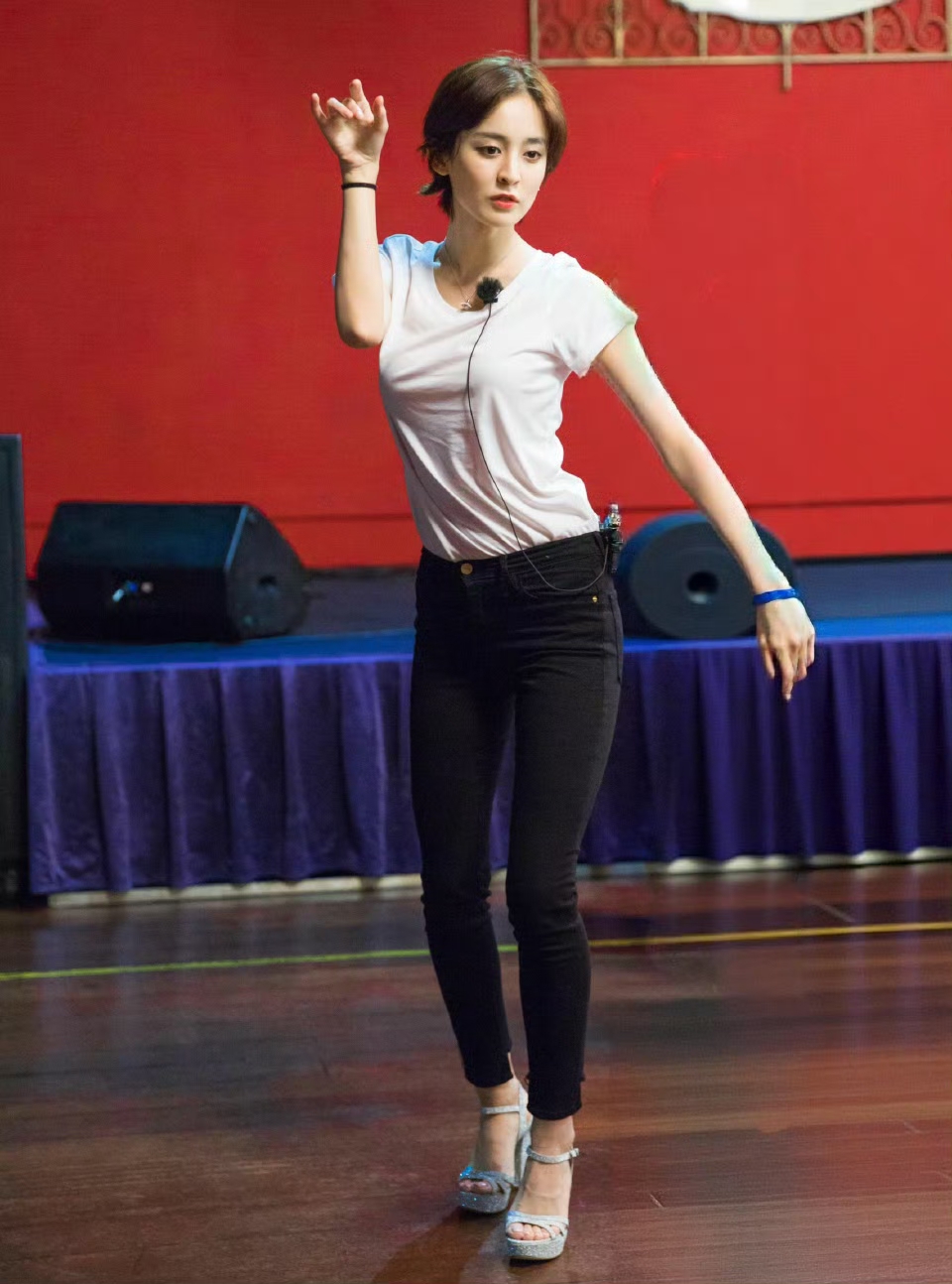 古力娜扎早期舞台表演练习 体态真好 ???