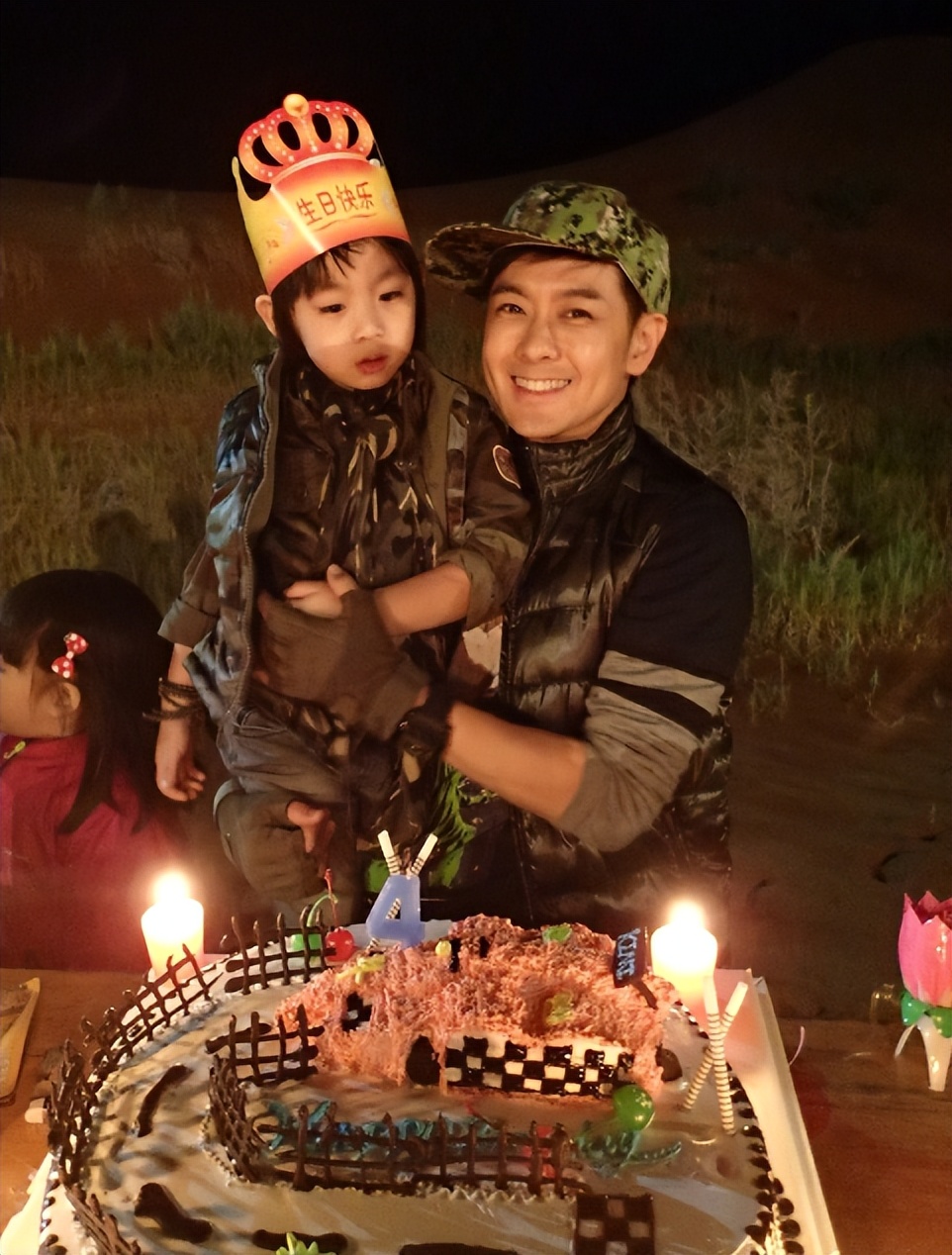 林志颖儿子Kimi正面曝光！羽毛球赛场亮相，简直是妈妈陈若仪翻版