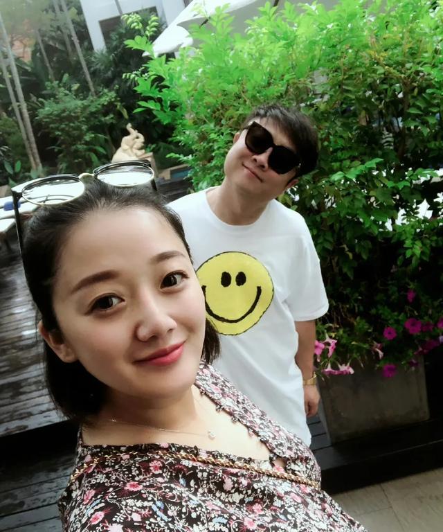 乔杉一家泰国过春节,妻子戴黄金玉镯贵气,三胎5个月儿子胖又白