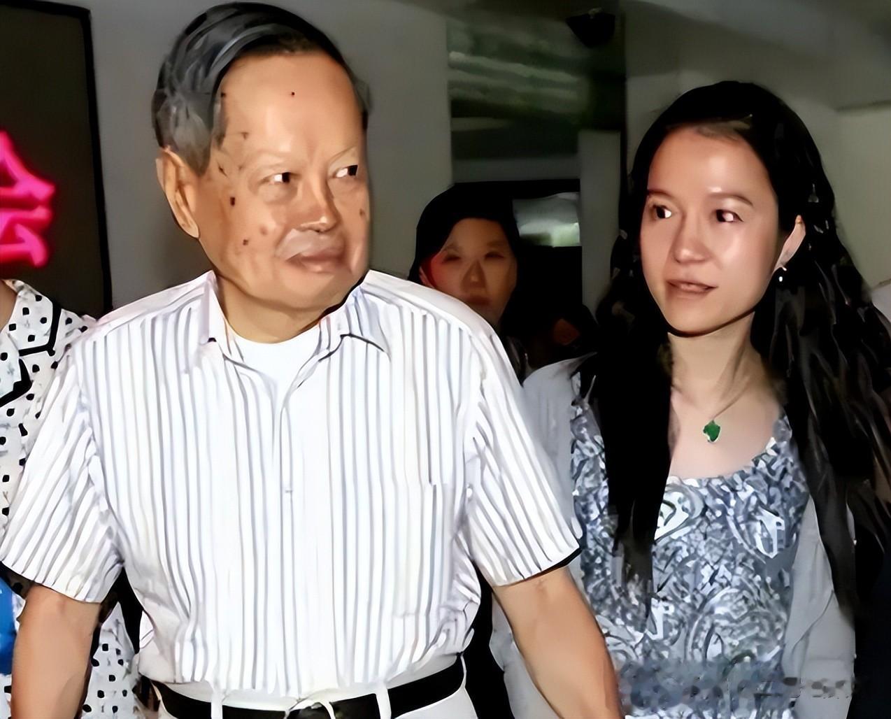 丧夫5月后，49岁翁帆官宣喜讯，恶心一幕出现 杨振宁“有苦难言”