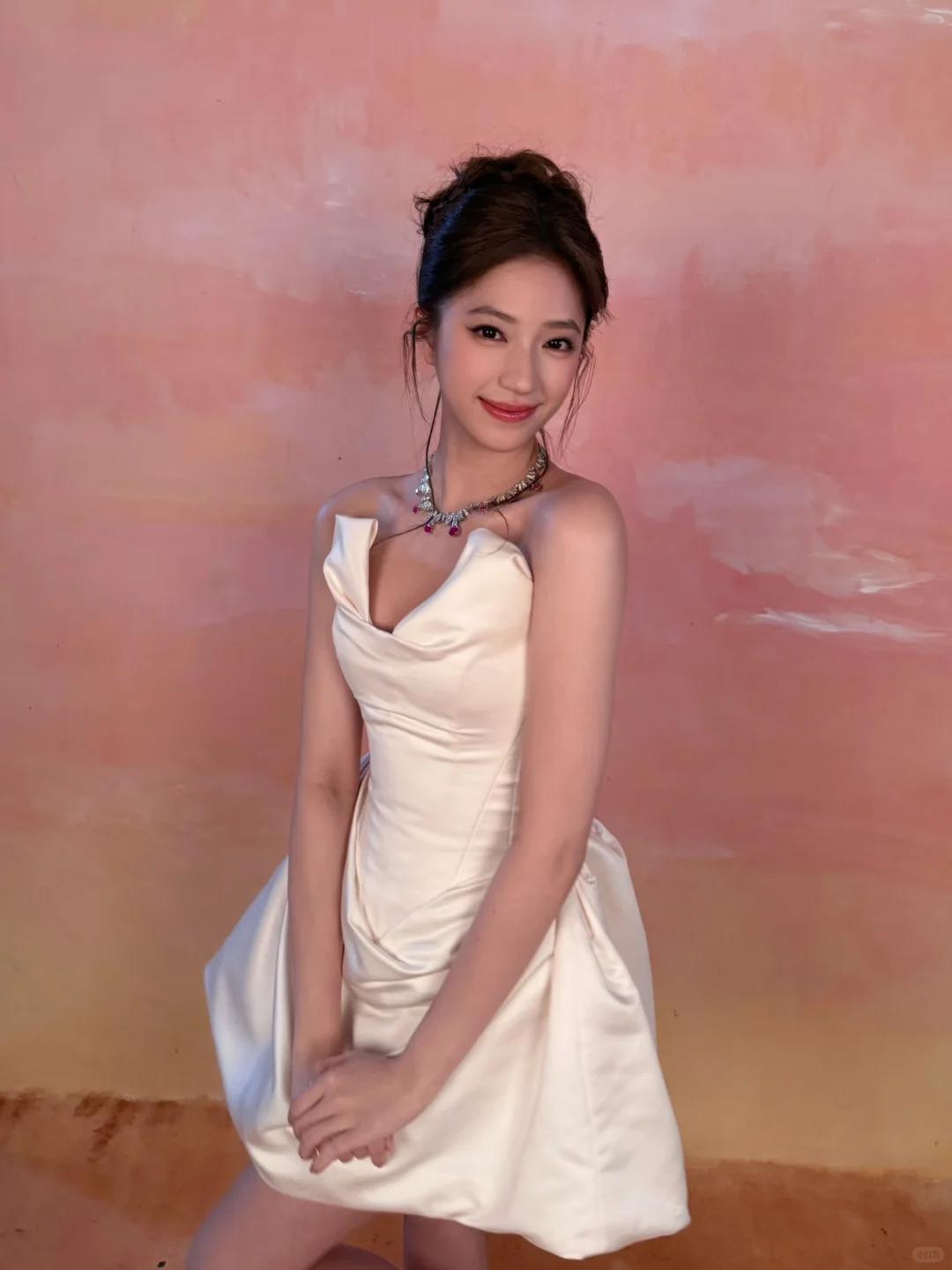 成都这一夜，王玉雯真空，佘诗曼穿深V，却被虎背熊腰的小咖抢镜