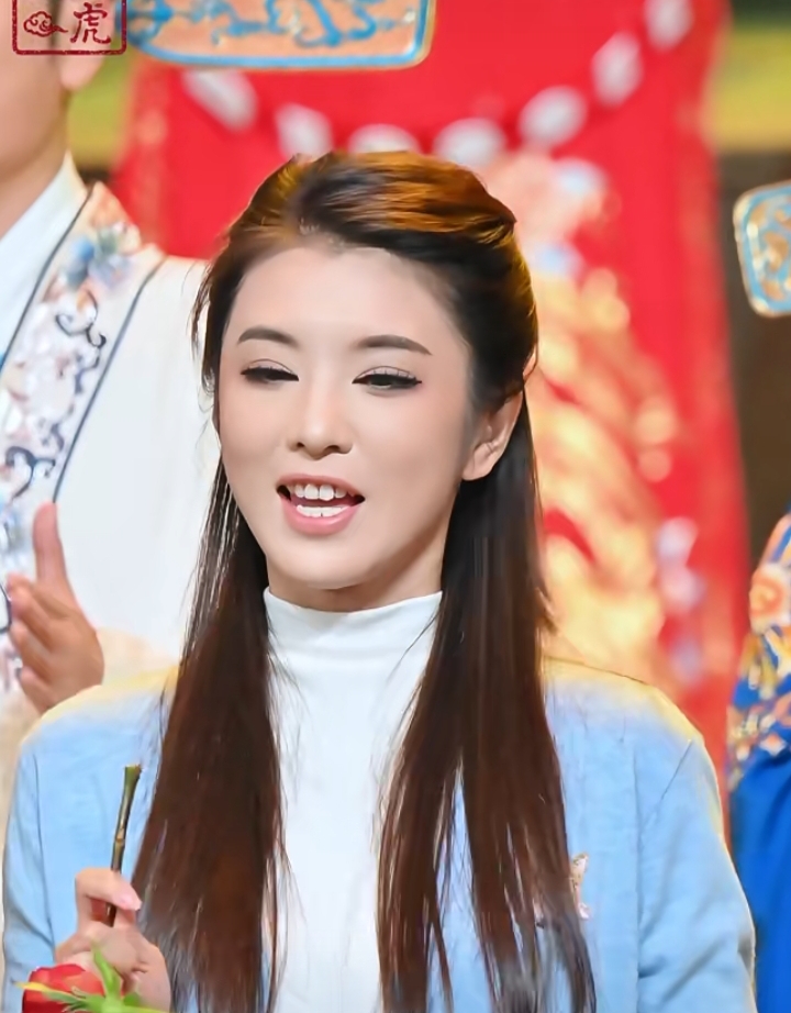 被李云霄的笑容治愈了，蓝衫长发，玫瑰配搭尽显甜妹气质
