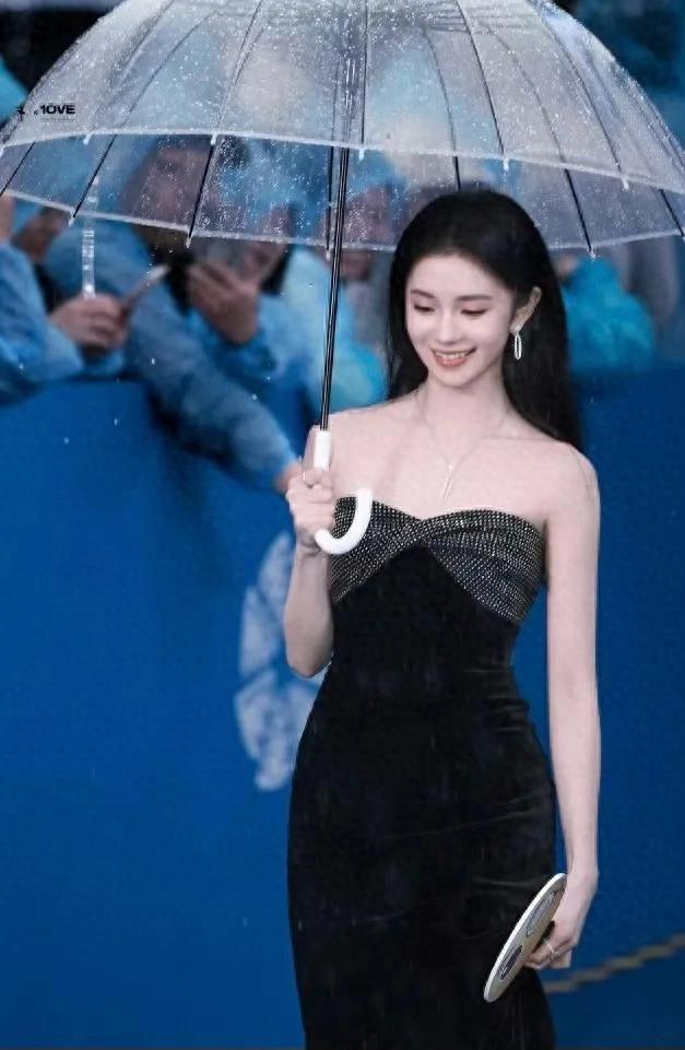 北影节红毯，刘浩存下雨+撑伞+美女，真的会出神图！