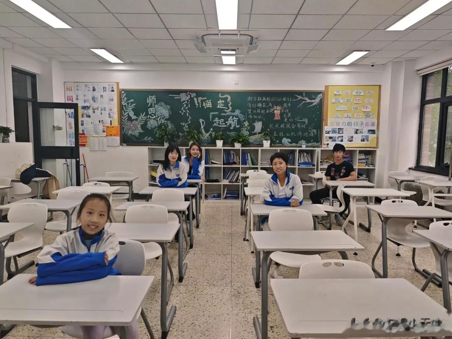 太耀眼了!张梓琳回母校参加毕业二十周年活动,当年的毕业照曝光