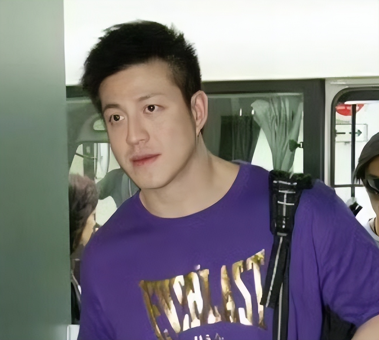 香港男星欠数十万申请破产，否认自己吃软饭，但女友是富婆