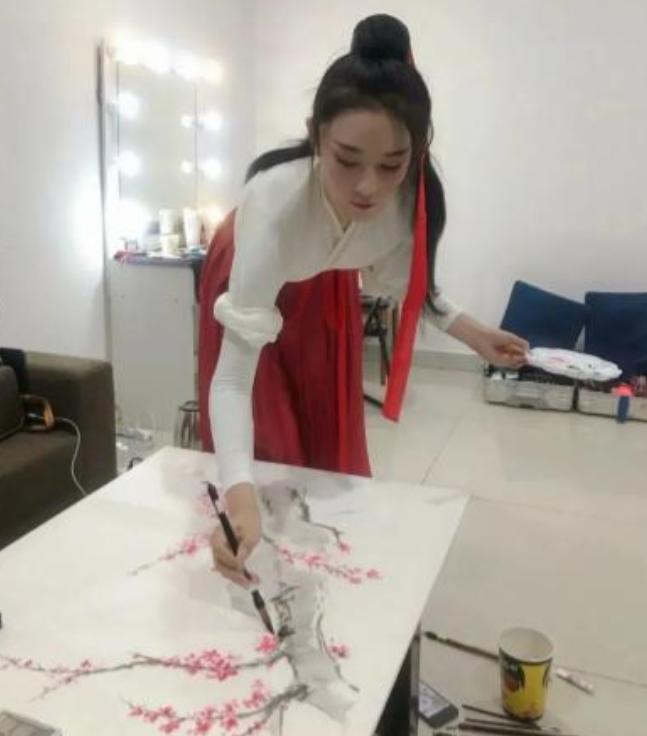 看了热搜上的张馨予，才明白她与何捷婚姻的真相，贾静雯真说对了