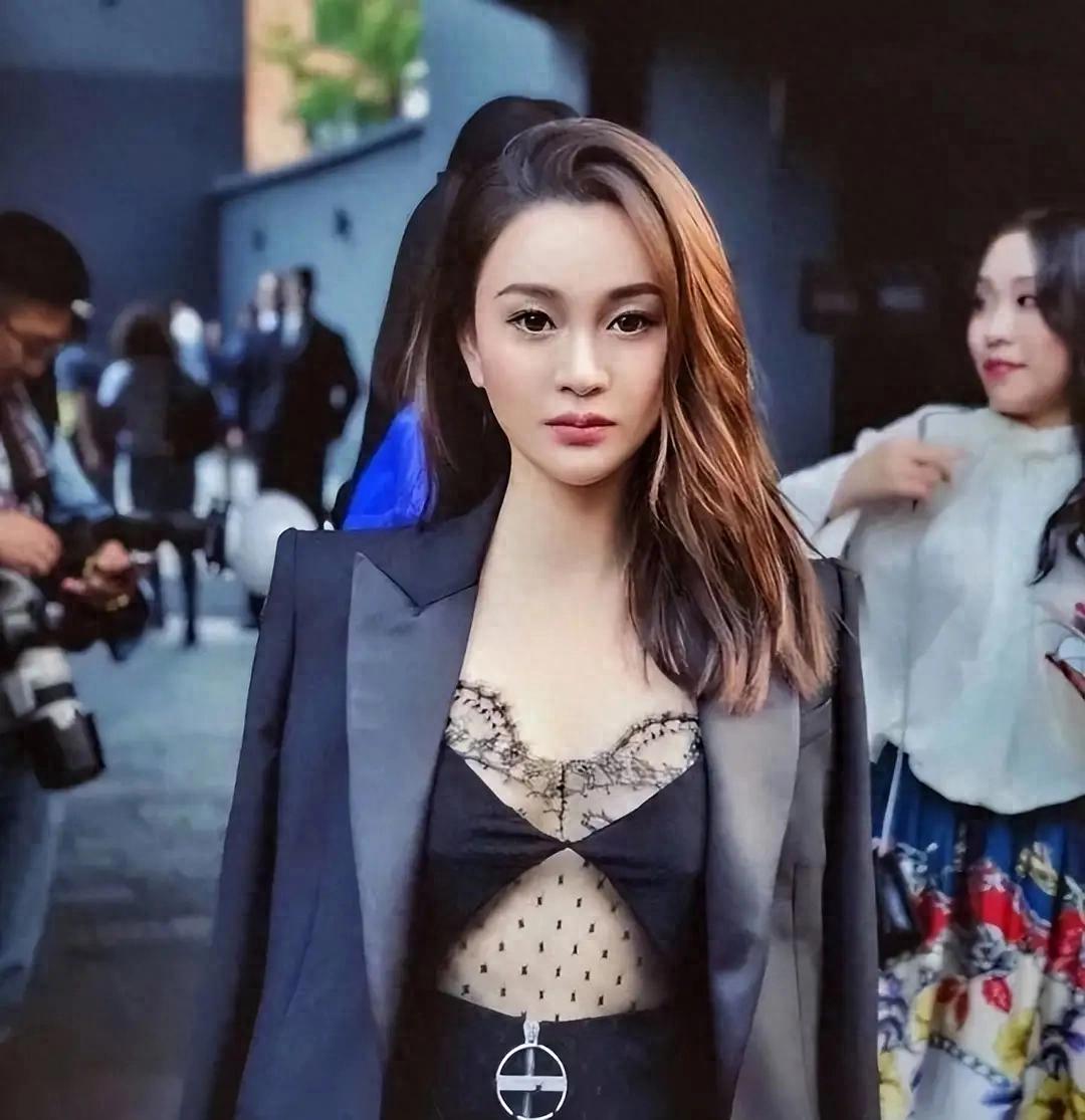 7年青春换牢狱，出狱她靠“晒幸福”完成反杀？吴秀波现状就惨了