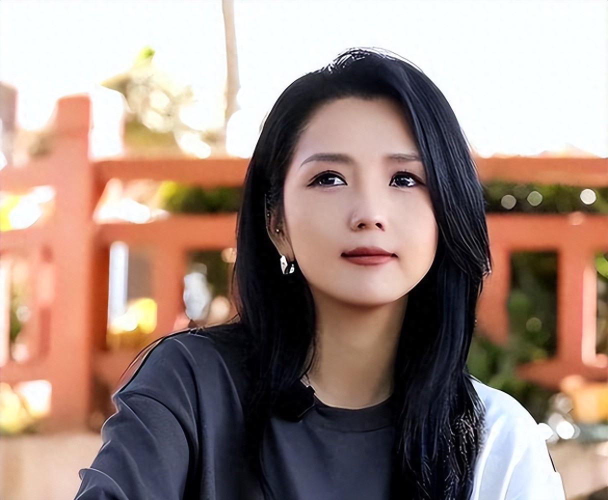 第二个闫学晶？39岁何洁哭诉：辞掉保姆司机，独自养4娃累到脱相