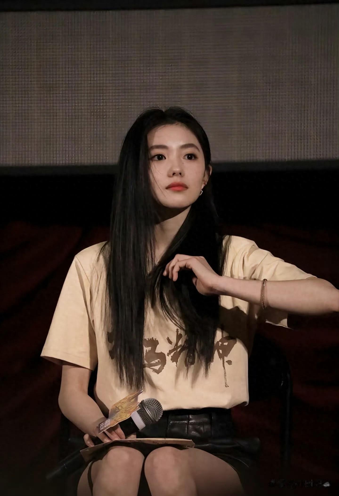 刘浩存 ｜最美黑长直，内娱没几个能驾驭这个发型，美出新高度