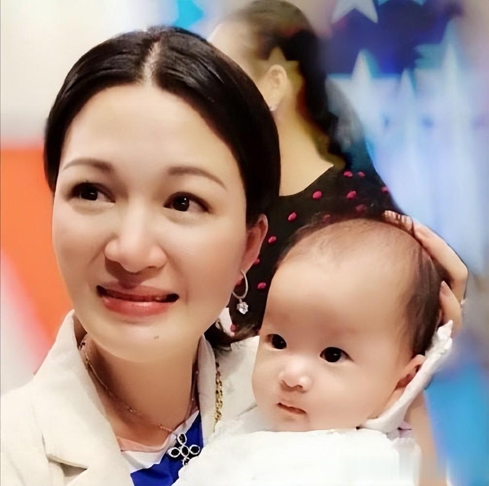 外国丈夫破产后，她带2娃再嫁大19岁富豪，如今定居香港生活幸福