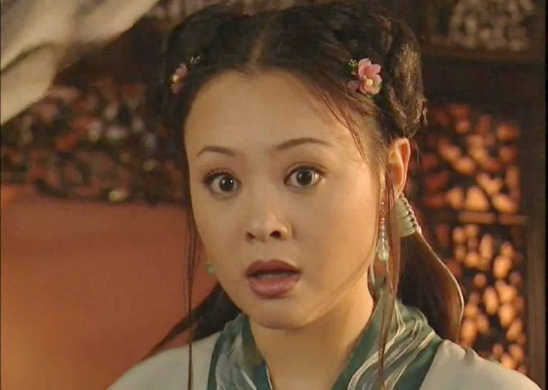 她演丫鬟让人记了25年，教授丈夫等她9年结婚，每月给10万零花钱