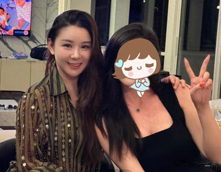 李小萌幸福肥来得好猛，不修图看着胖好多，状态超级无敌也很年轻