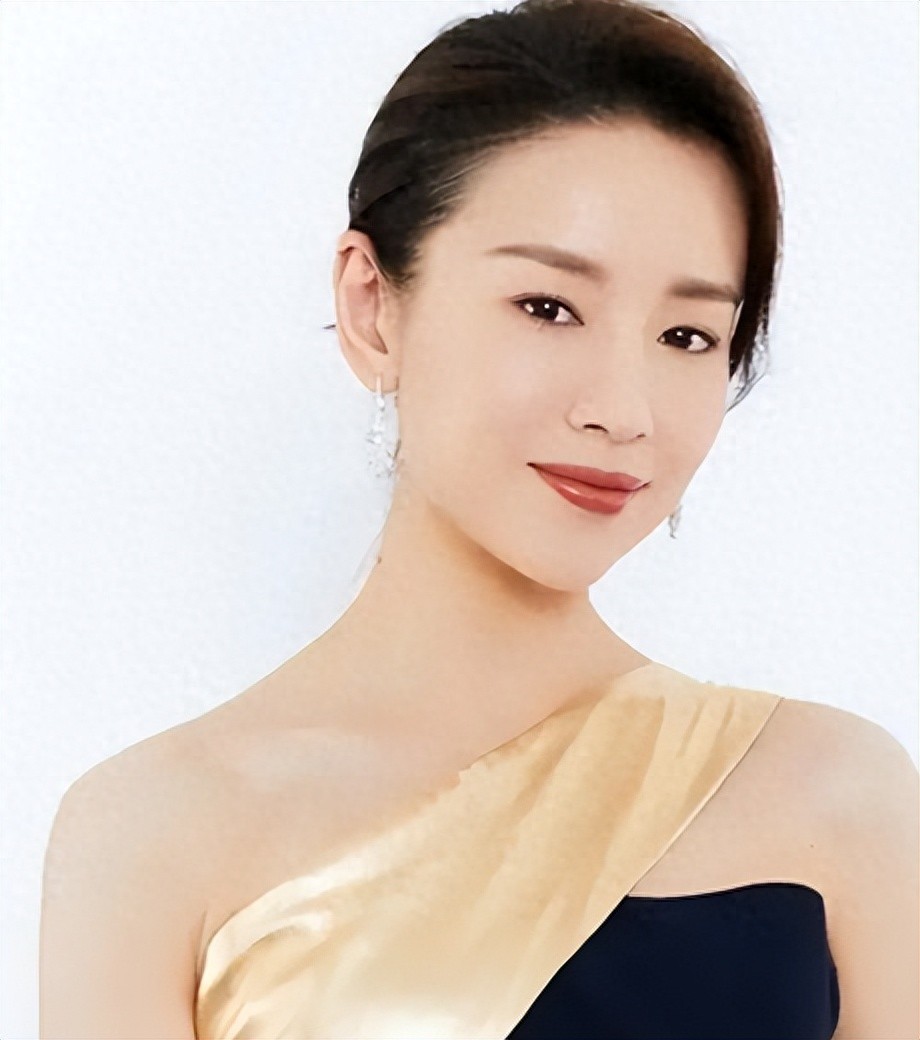 离婚14年后，45岁董洁谈离婚官宣喜讯，前任潘粤明8个字回应