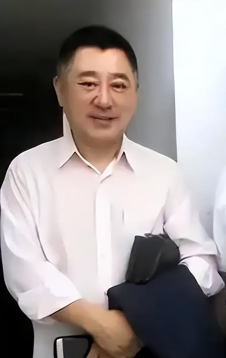 央视名嘴，57岁终得良缘，迎娶北师大教授，温婉大气气质绝佳