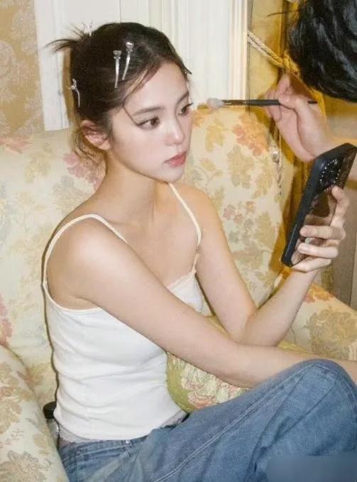 看欧阳娜娜的私下穿搭，简单单品也能被她穿出高级感 ???