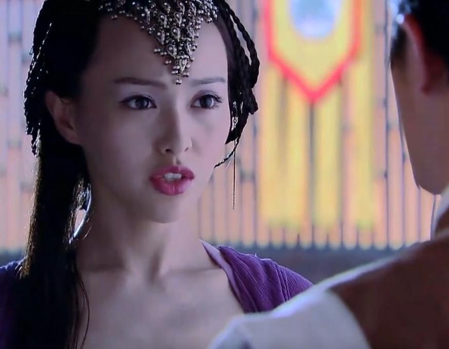 唐嫣北京超市被偶遇，穿粉色毛衣推购物车，脸又长又尖好吸睛