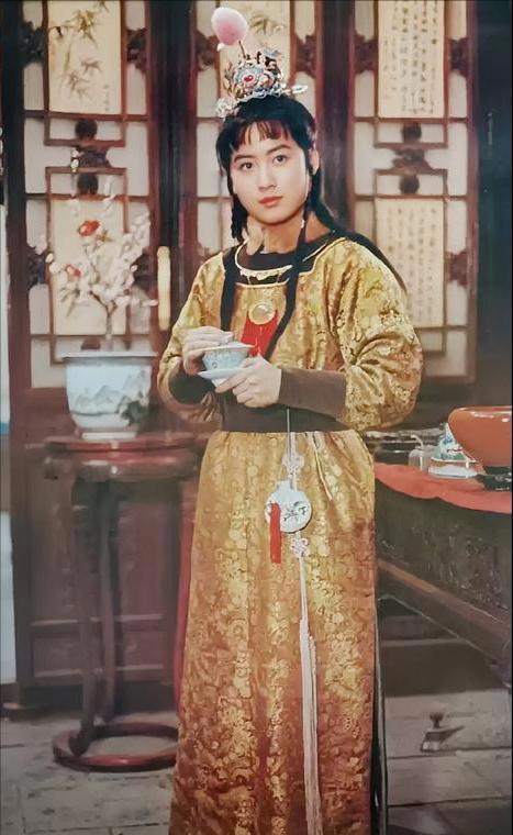 如今57岁隐居上海的夏菁，守着上影团长老公28年，一家四口很幸福