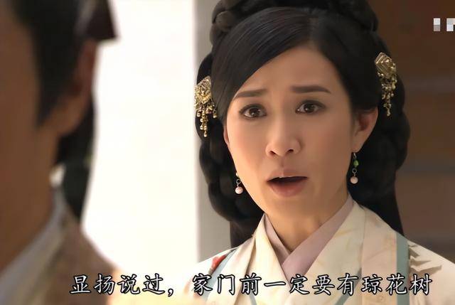 51岁佘诗曼现身新加坡,生图下脸凸有褶子,穿红衣遭吐槽像服务员