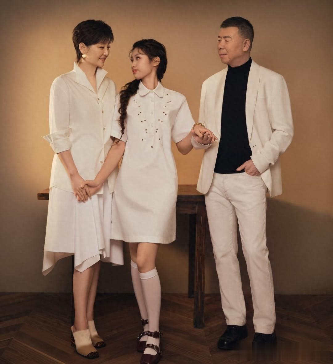 冯小刚家最新合影，冯小刚徐帆很有夫妻相，徐朵越来越漂亮了