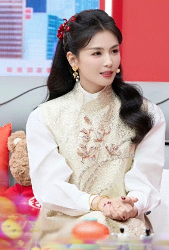 刘涛一身新中式提花套装配微卷长发，优雅又高级