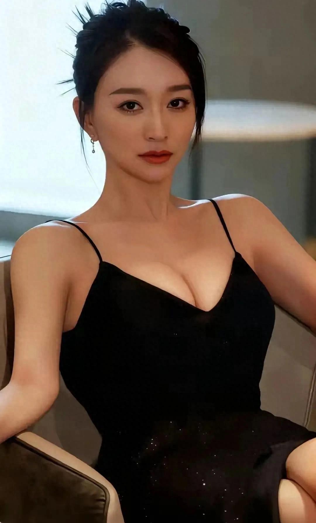 李小冉最新质感写真曝光！多造型演绎优雅封神