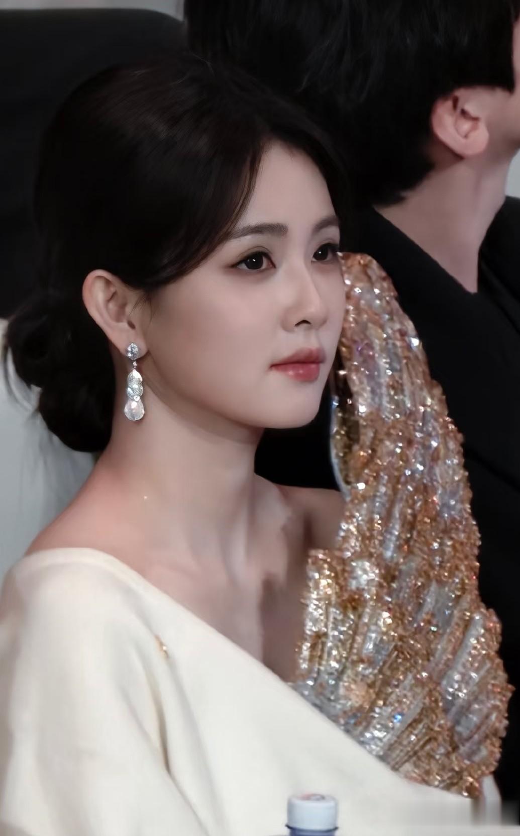 白鹿出席电视剧品质盛典红毯，穿蓝色亮片礼服裙长发披肩美成焦点