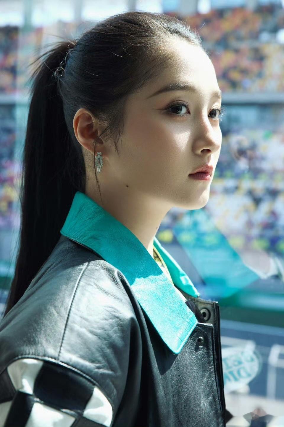 关晓彤,酷妞街头趴,墨镜一戴,霸气侧漏!美极了