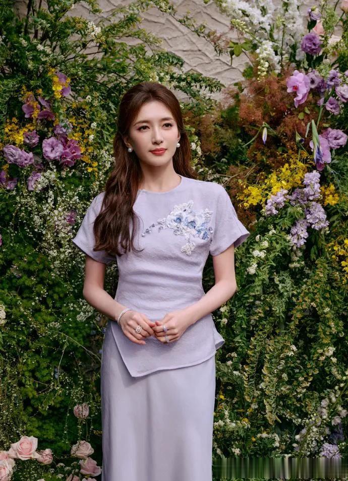 被38岁江疏影惊艳到！穿紫色刺绣上衣+半身裙，温婉大气又高级！