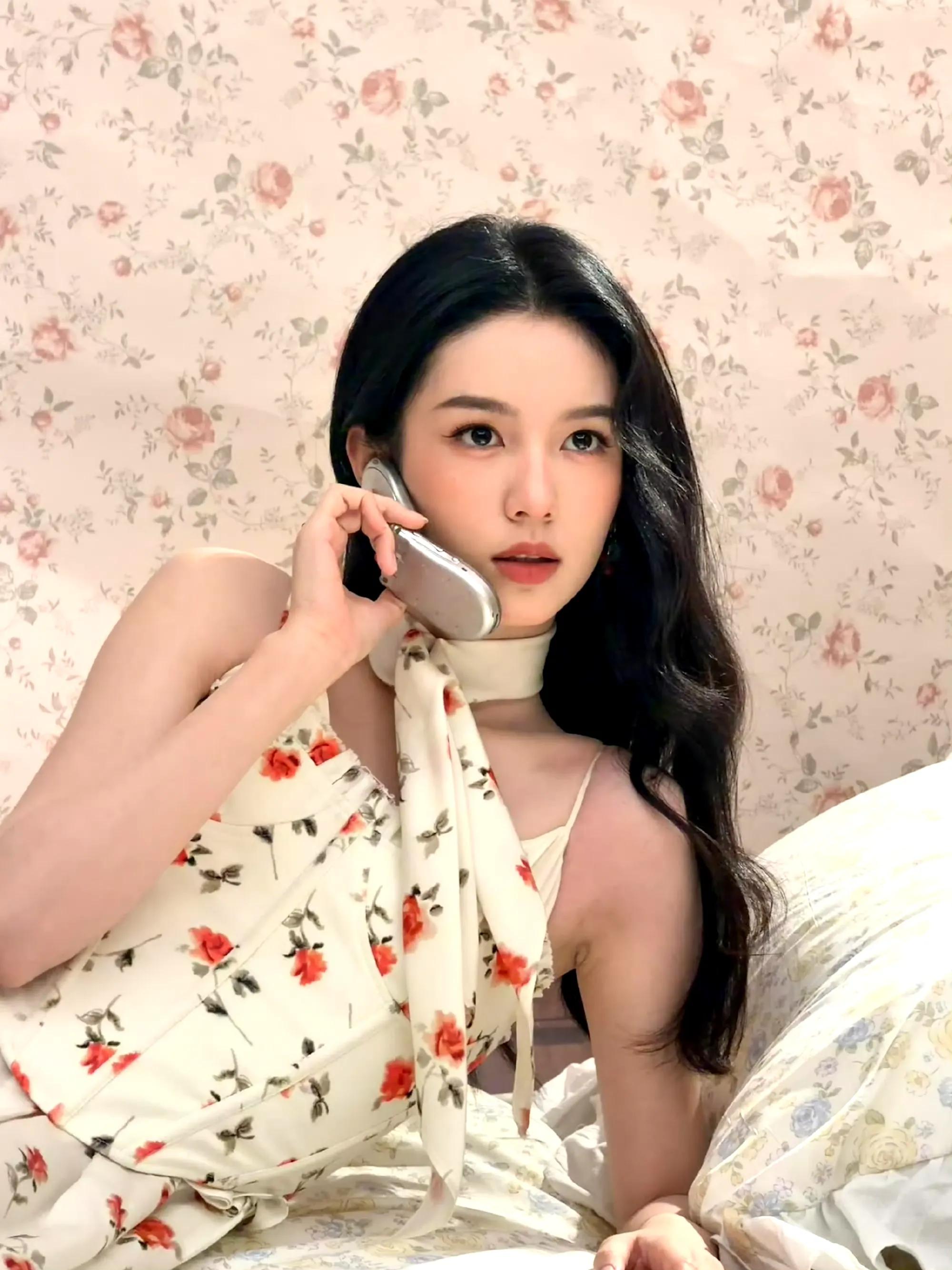 周也吊带裙写真