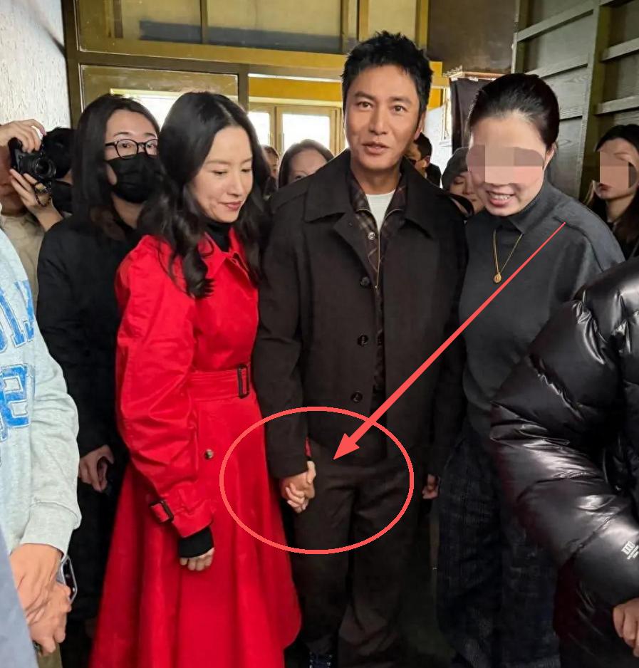 殷秀梅华晨宇牵手同框仅1天,恶心事发生,原来她和陈坤处境一样