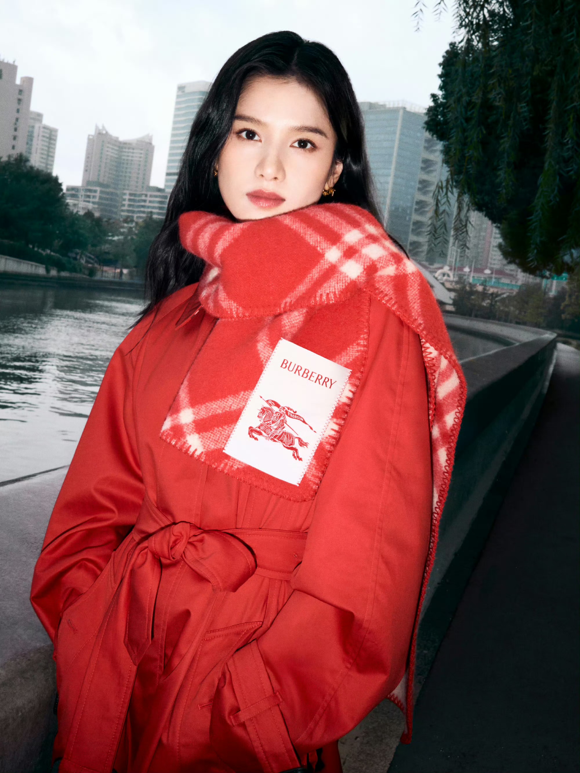 张婧仪官宣出任浪莎品牌代言人!收获她服饰领域的第五个代言!