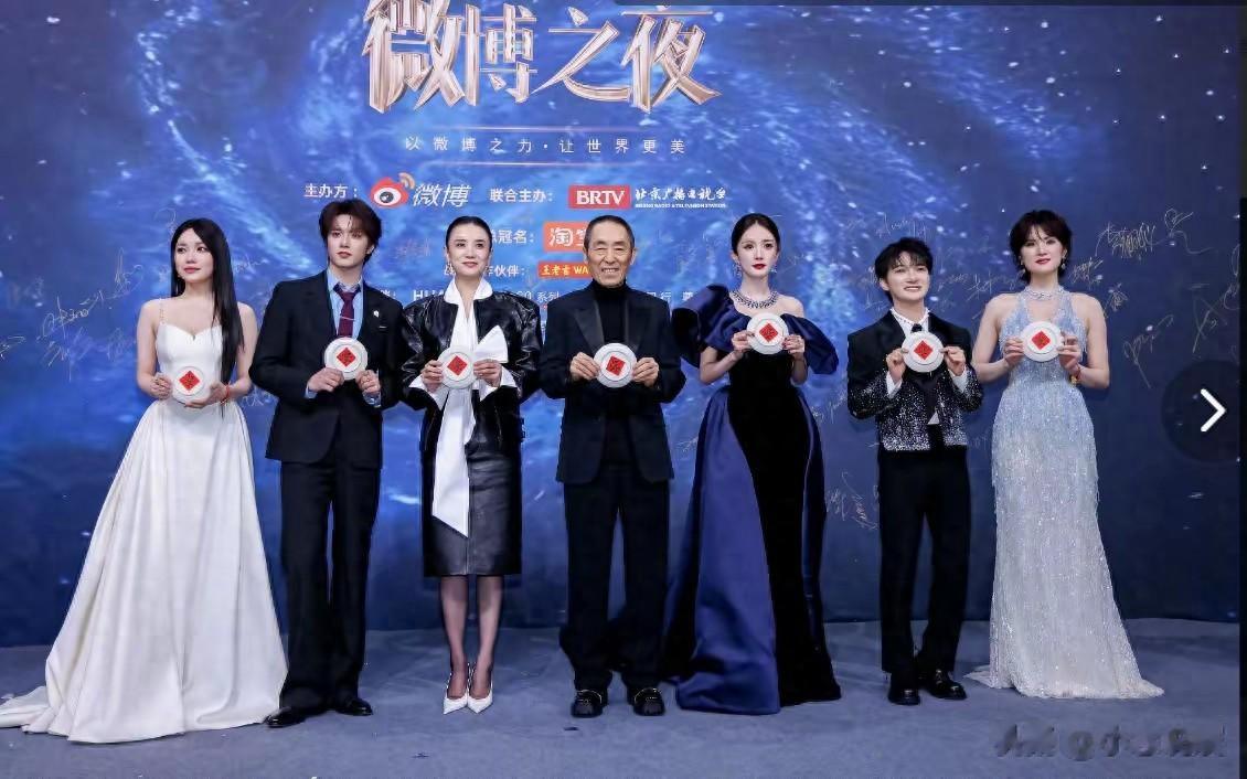 杨幂被踢裙子只是开胃菜，真正让她破防的，是那两次“看不见”