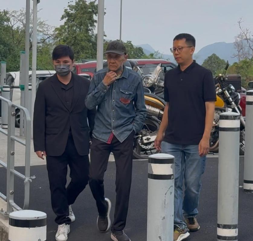 81岁李家鼎为前妻守灵到天黑,心力憔悴吃泡面充饥,手发抖瘦脱相