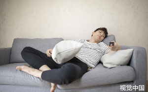 女友买二手礼盒当年货羞辱我父母，我亮出猎德村包租公身份，让他跪地求饶