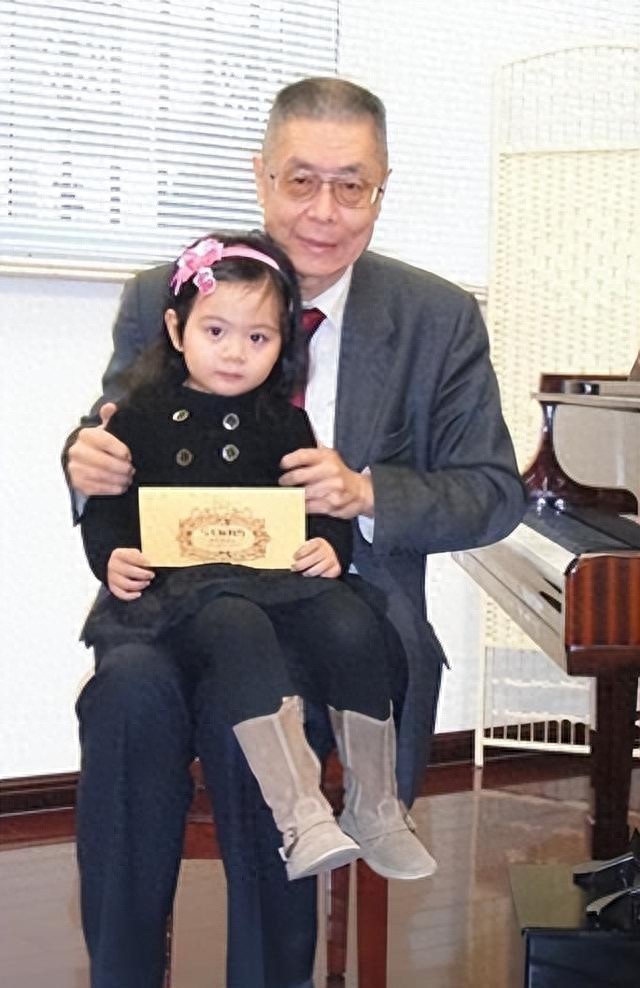 三婚娶小37岁徒弟，81岁生女，84岁生儿，如今住美国豪宅好不惬意