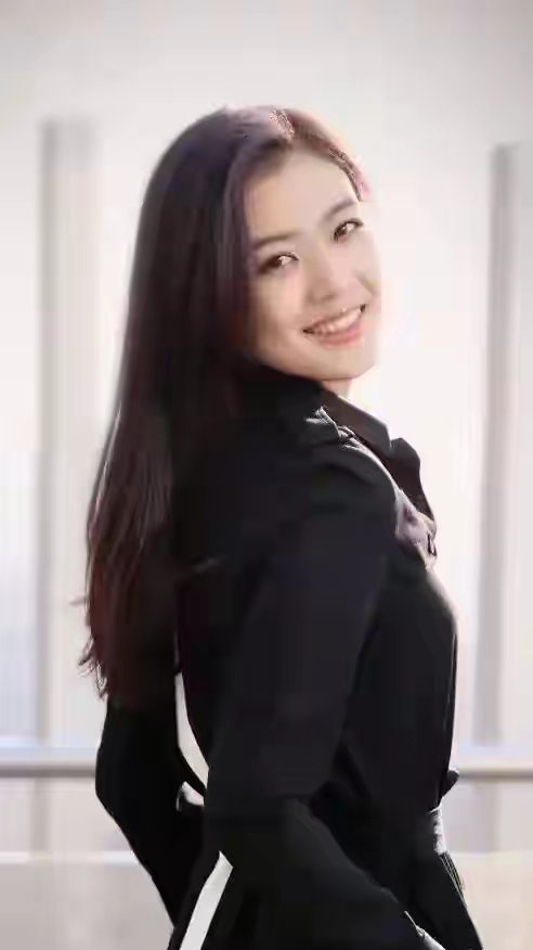 张雅玫：环球小姐出身，凭《中国机长》出圈的气质女神！