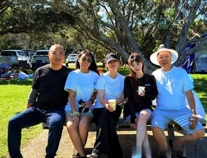 50岁蒋勤勤近照曝光,皮肤白皙,身材苗条,确实很会保养