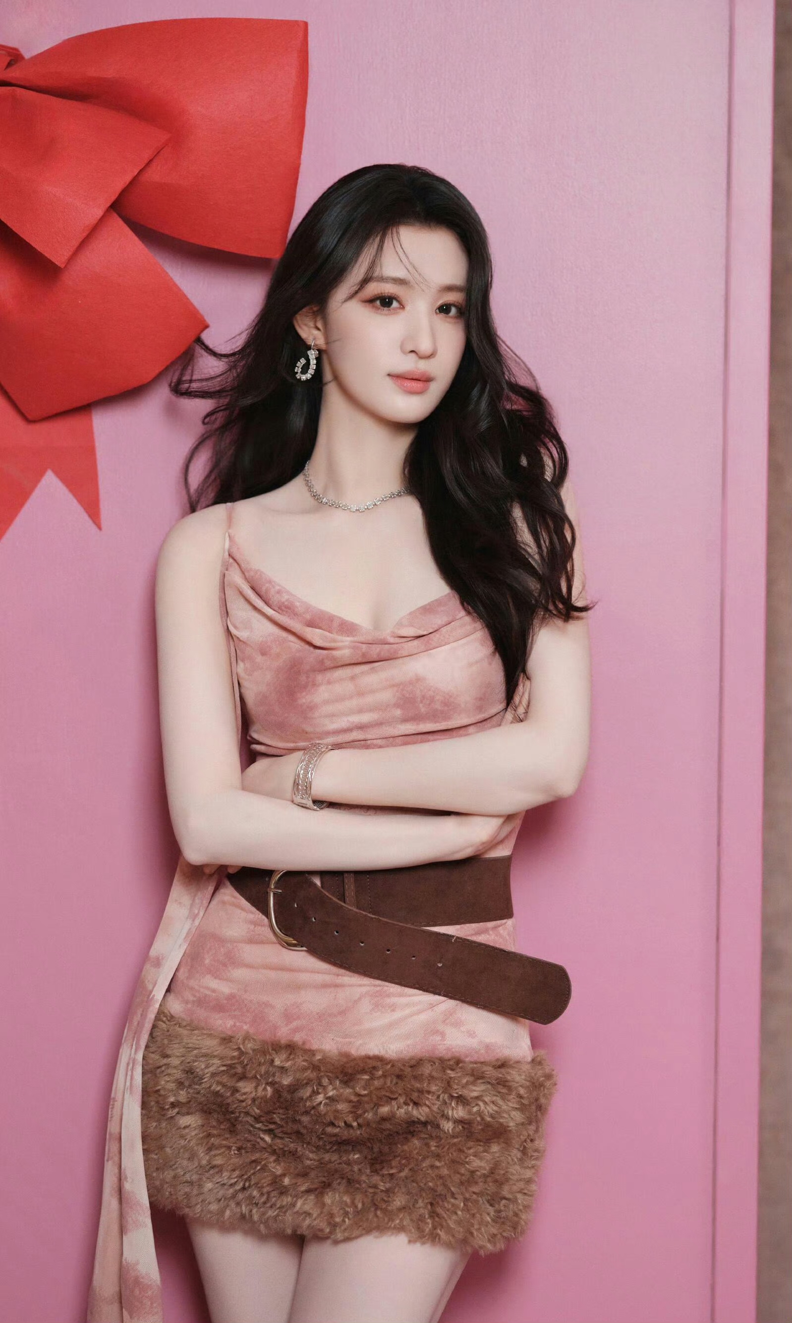 王楚然，这身粉吊带裙，好看的很 ???