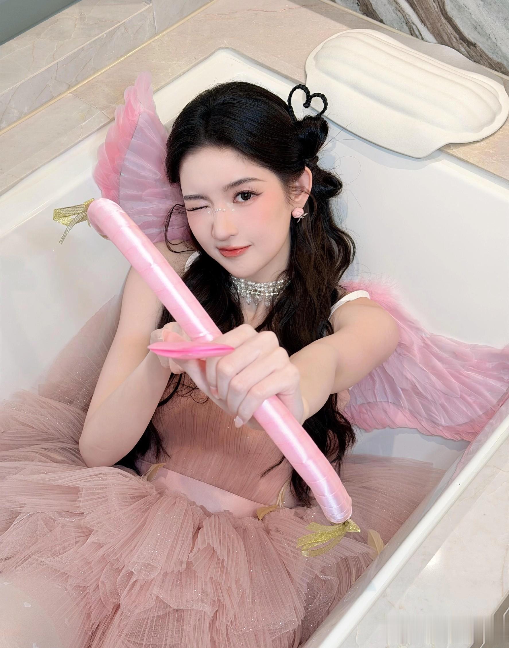 王玉雯小年分享美照，穿粉色公主裙，美得像童话里的主角！