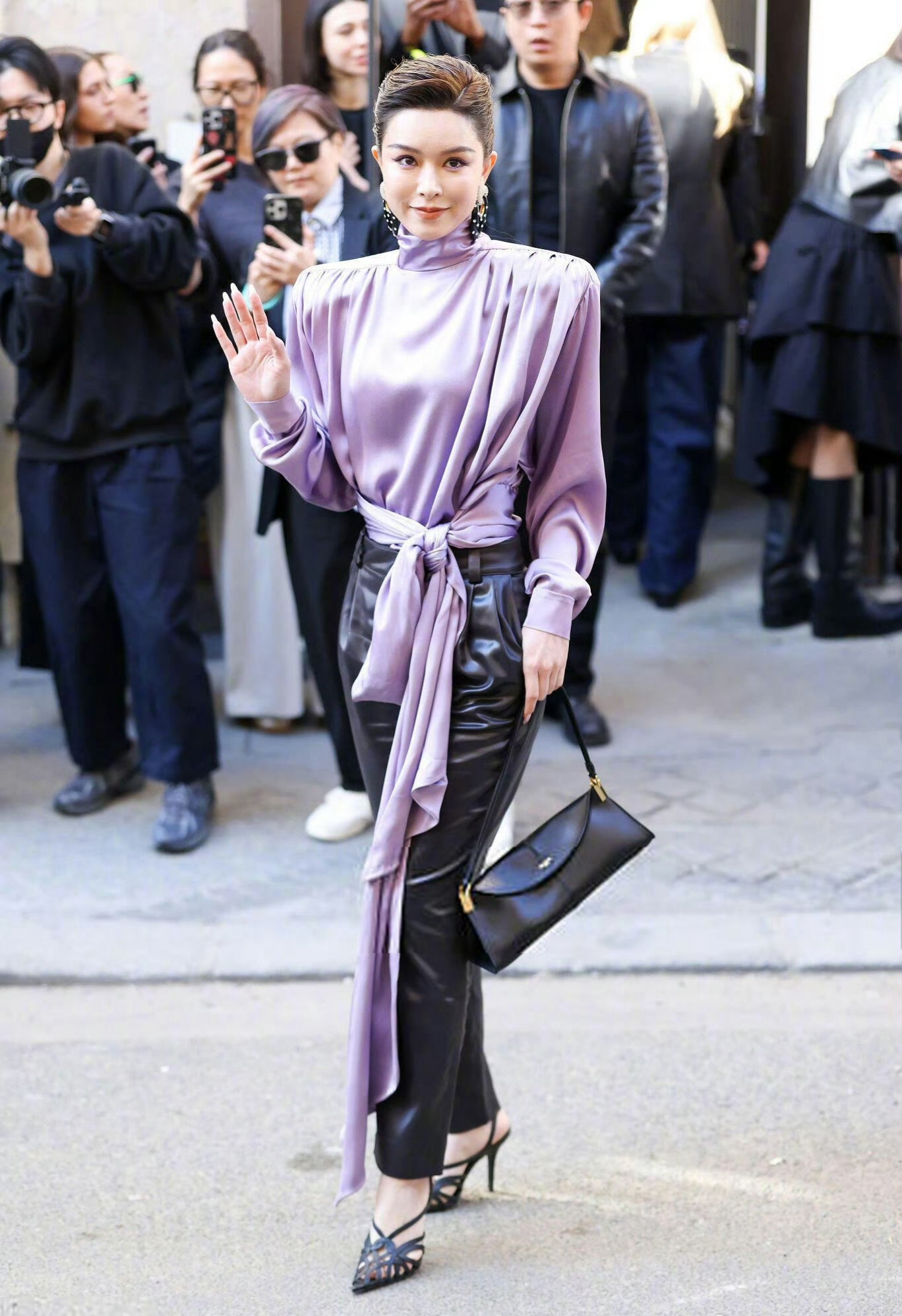 文咏珊巴黎看秀,身穿紫色垫肩上衣加黑色皮裤,复古摩登感满满