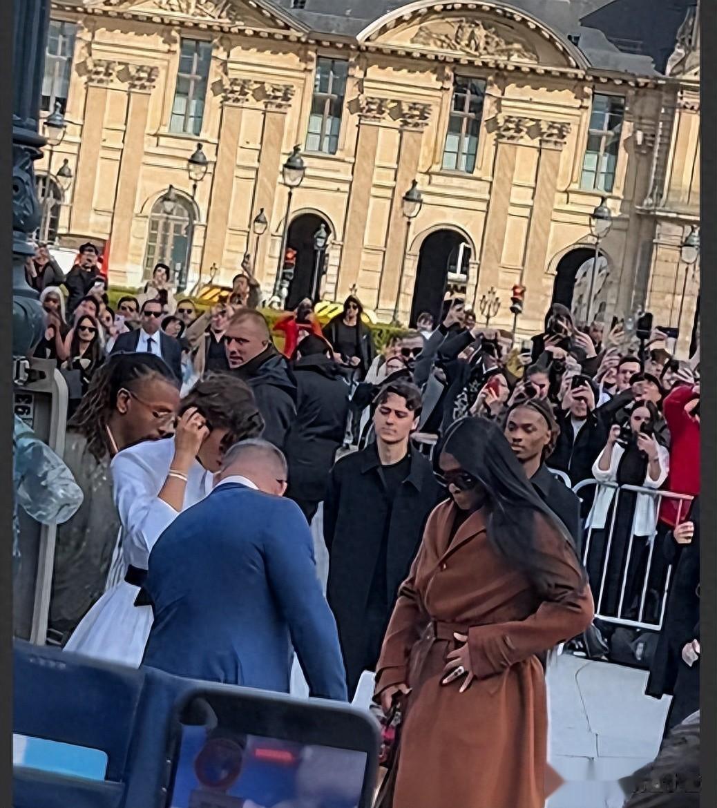 LV大秀太真实！Lisa三角区尴尬，全智贤面相大变，周冬雨真爷们儿